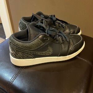 Jordan 1 SE Low Black Elephant Youth 6